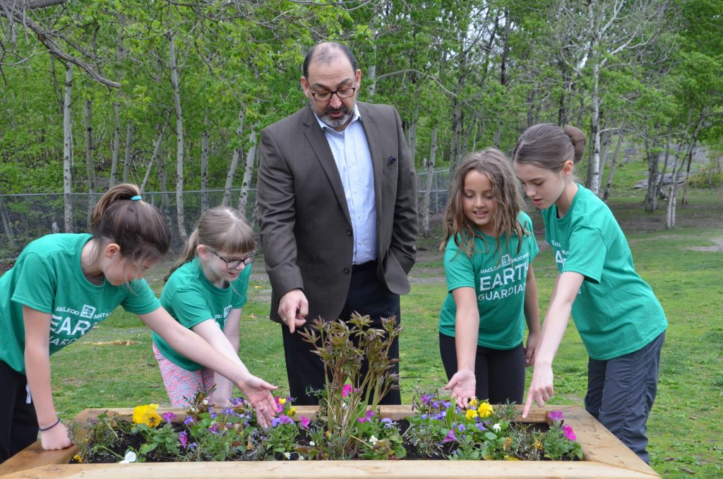 An image of the Energy Minister and students