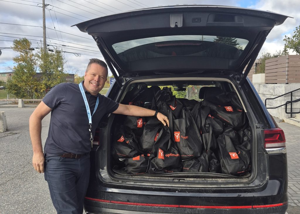 R.L. Beattie Public School students loaded Principal Stephen Winckel’s car with donations for the Elgin Street Mission as part of the school’s “Thankful for Comfort” initiative.